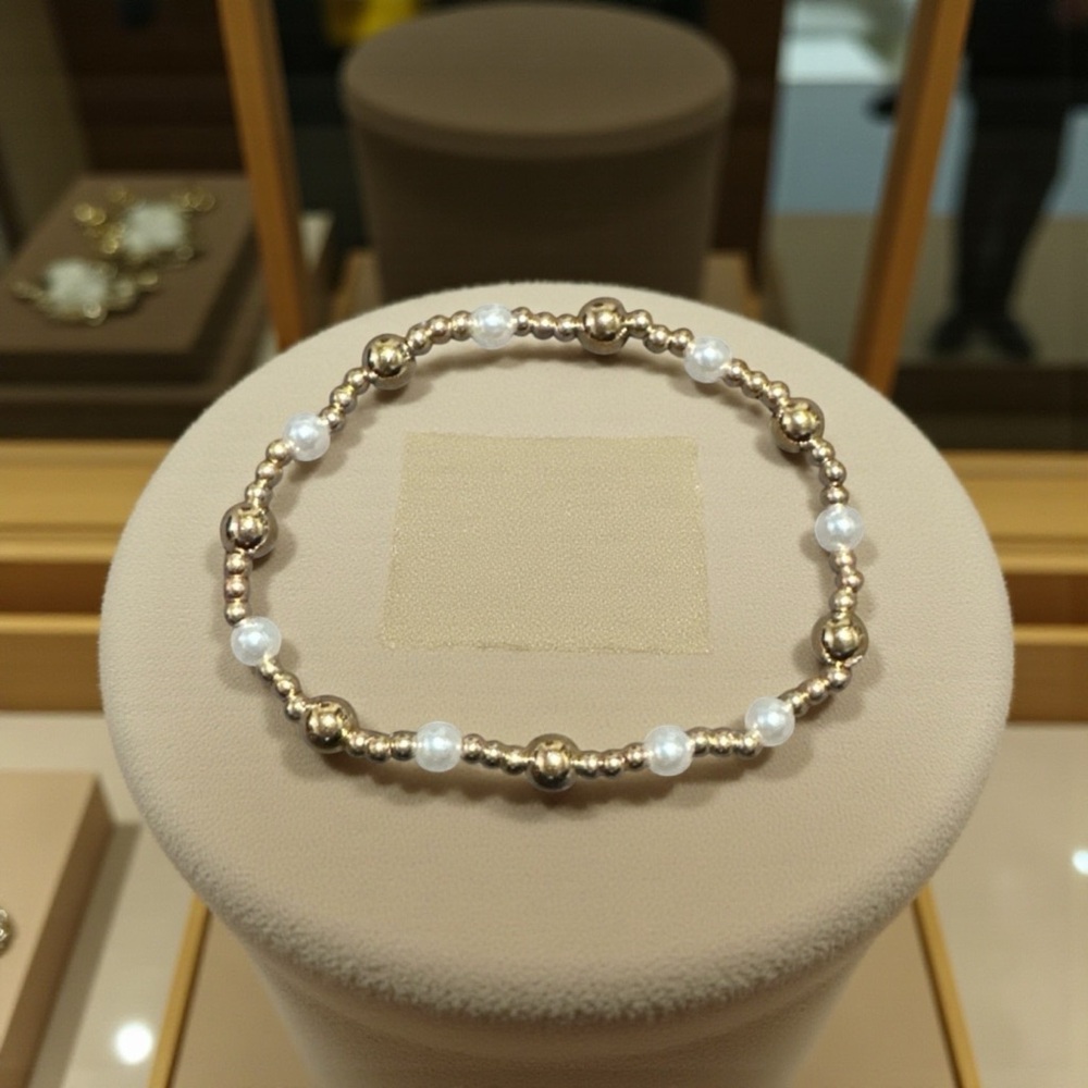 Elegant Gold and Pearl Bracelet - Picture 2 of 3